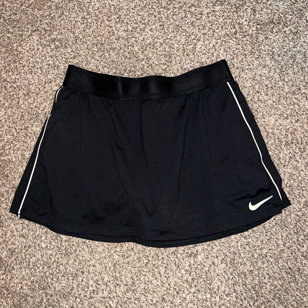 Womens Nike tennis skirt. Size medium and has built in shorts.